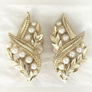 NOS Vtg MY FAIR LADY Sarah Coventry CLIP Earrings Goldtone Leaves Pearls